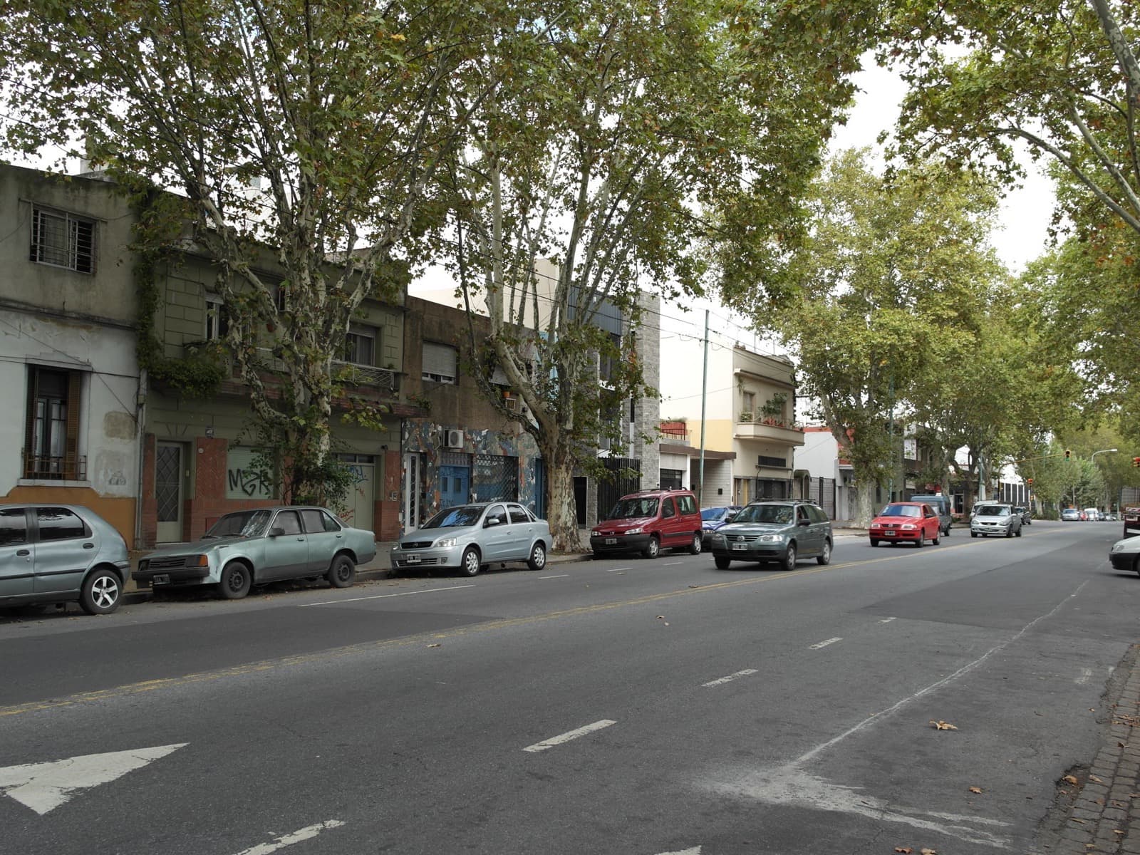 Avenida Albarellos en Villa Pueyrredón, arbolada, con casas bajas, PH y un edificio de departamentos de media altura