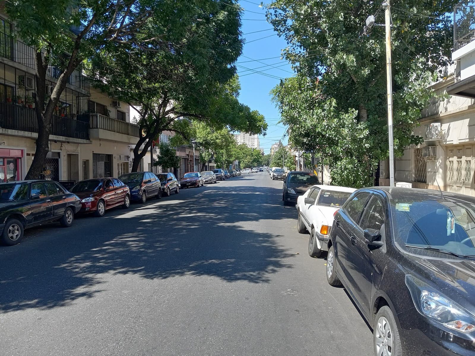 Avenida Álvarez Jonte en Monte Castro, con árboles, edificios bajos con balcones y locales en planta baja