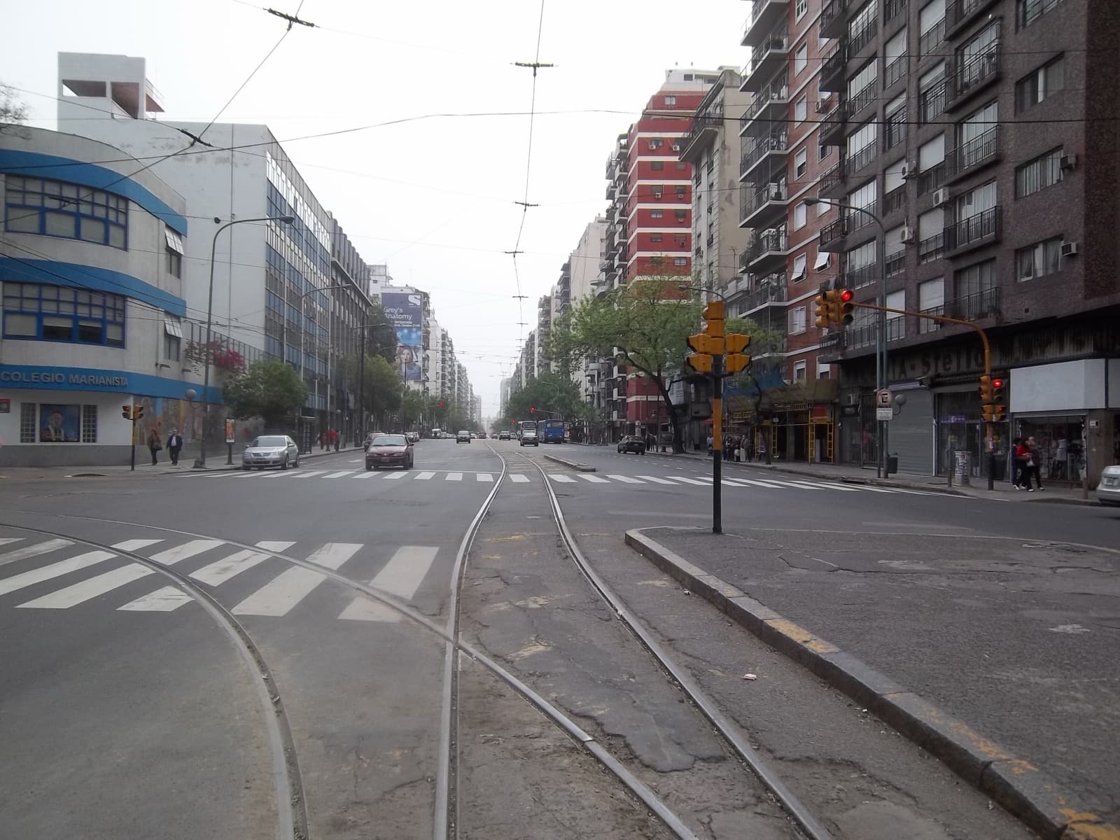 Avenida Rivadavia con edificios de departamentos en altura en la esquina de Emilio Mitre