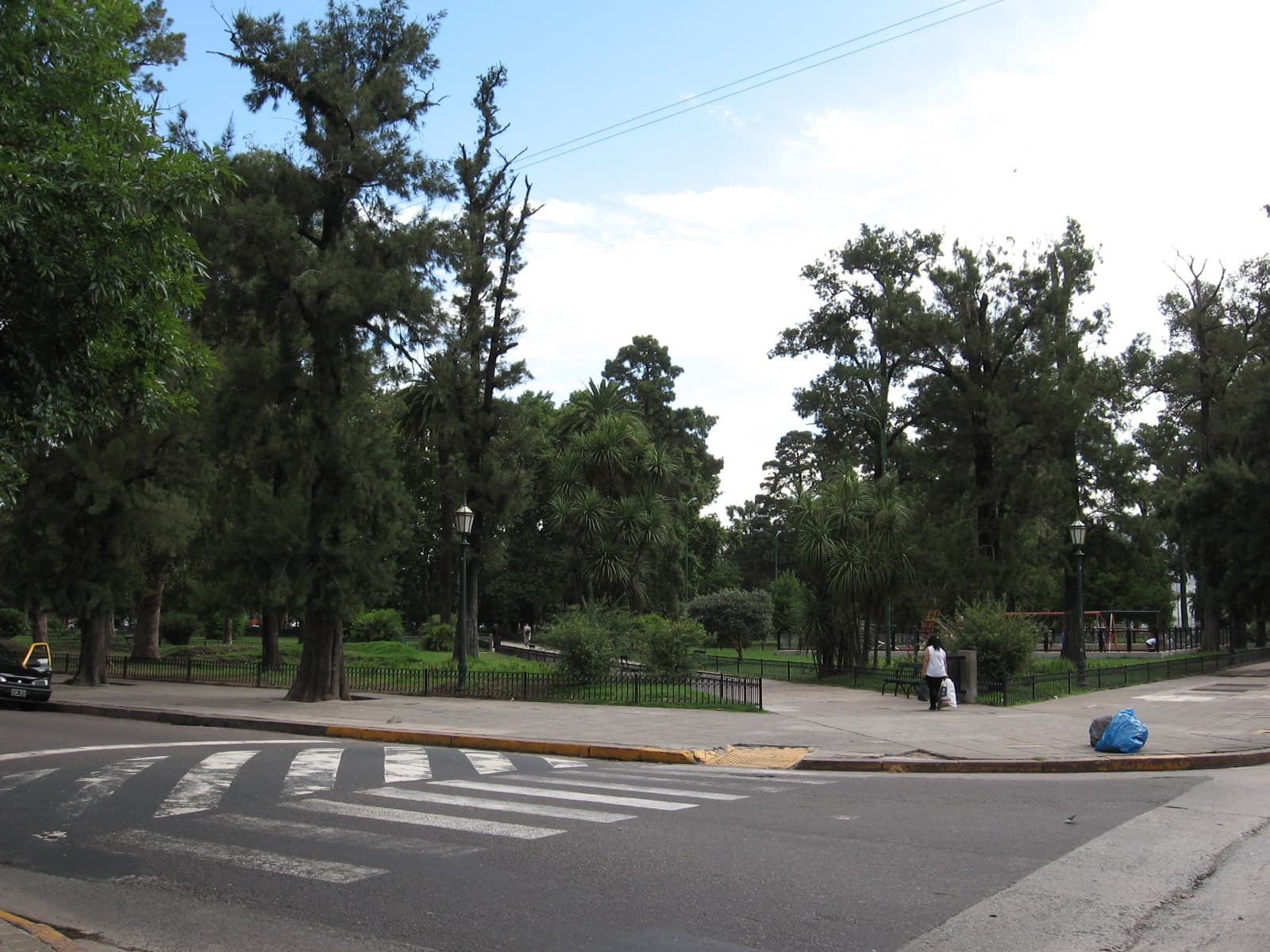 Esquina de la Plaza Arenales, en el corazón de Villa Devoto, con sus árboles y veredas